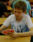 lucas-beim-kartenspielen
